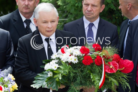  21.07.2013 STRZYZOW <br /><br />WIZYTA PREZESA PIS JAROSLAWA KACZYNSKIEGO NA PODKARPACIU W ZWIAZKU Z NADCHODZACYMI WYBORAMI UZUPELNIAJACYMI DO SENATU.<br /><br />N/Z JAROSLAW KACZYNSKI PRZED POMNIKIEM LECHA I MARII KACZYNSKICH SKLADA KWIATY I MODLI SIE<br /><br /> 
