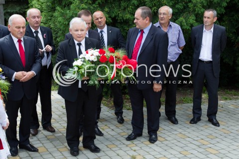  21.07.2013 STRZYZOW <br /><br />WIZYTA PREZESA PIS JAROSLAWA KACZYNSKIEGO NA PODKARPACIU W ZWIAZKU Z NADCHODZACYMI WYBORAMI UZUPELNIAJACYMI DO SENATU.<br /><br />N/Z JAROSLAW KACZYNSKI ZDZISLAW STANISLAW PUPA ANDRZEJ SZLACHTA PRZED POMNIKIEM LECHA I MARII KACZYNSKICH SKLADA KWIATY I MODLI SIE<br /><br /> 