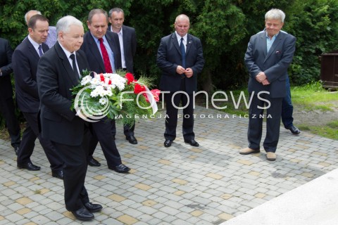  21.07.2013 STRZYZOW <br /><br />WIZYTA PREZESA PIS JAROSLAWA KACZYNSKIEGO NA PODKARPACIU W ZWIAZKU Z NADCHODZACYMI WYBORAMI UZUPELNIAJACYMI DO SENATU.<br /><br />N/Z JAROSLAW KACZYNSKI PRZED POMNIKIEM LECHA I MARII KACZYNSKICH SKLADA KWIATY I MODLI SIE<br /><br /> 