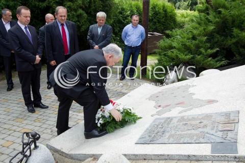  21.07.2013 STRZYZOW <br /><br />WIZYTA PREZESA PIS JAROSLAWA KACZYNSKIEGO NA PODKARPACIU W ZWIAZKU Z NADCHODZACYMI WYBORAMI UZUPELNIAJACYMI DO SENATU.<br /><br />N/Z JAROSLAW KACZYNSKI PRZED POMNIKIEM LECHA I MARII KACZYNSKICH SKLADA KWIATY I MODLI SIE<br /><br /> 