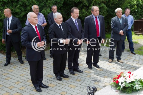  21.07.2013 STRZYZOW <br /><br />WIZYTA PREZESA PIS JAROSLAWA KACZYNSKIEGO NA PODKARPACIU W ZWIAZKU Z NADCHODZACYMI WYBORAMI UZUPELNIAJACYMI DO SENATU.<br /><br />N/Z JAROSLAW KACZYNSKI ANDRZEJ SZLACHTA WLADYSLAW ORTYL I ZDZISLAW STANISLAW PUPA PRZED POMNIKIEM LECHA I MARII KACZYNSKICH SKLADA KWIATY I MODLI SIE<br /><br /> 