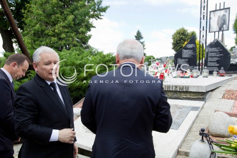  21.07.2013 STRZYZOW <br /><br />WIZYTA PREZESA PIS JAROSLAWA KACZYNSKIEGO NA PODKARPACIU W ZWIAZKU Z NADCHODZACYMI WYBORAMI UZUPELNIAJACYMI DO SENATU.<br /><br />N/Z JAROSLAW KACZYNSKI PRZED POMNIKIEM LECHA I MARII KACZYNSKICH SKLADA KWIATY I MODLI SIE<br /><br /> 
