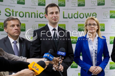  24.07.2013 RZESZOW <br />
KONFERENCJA PRASOWA Z MINISTREM PRACY I POLITYKI SPOLECZNEJ WLADYSLAWEM KOSINIAK KAMYSZ. MINISTER ZACHECAL DO GLOSOWANIA W UZUPELNIAJACYCH DO SENATU NA KANDYDATA PSL MARIUSZA KAWE.<br />
N/Z WLADYSLAW KOSINIAK KAMYSZ MARIUSZ KAWA ALICJA WOSIK<br />
 