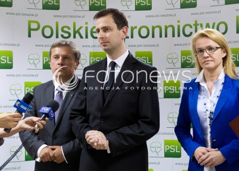  24.07.2013 RZESZOW <br />
KONFERENCJA PRASOWA Z MINISTREM PRACY I POLITYKI SPOLECZNEJ WLADYSLAWEM KOSINIAK KAMYSZ. MINISTER ZACHECAL DO GLOSOWANIA W UZUPELNIAJACYCH DO SENATU NA KANDYDATA PSL MARIUSZA KAWE.<br />
N/Z WLADYSLAW KOSINIAK KAMYSZ MARIUSZ KAWA ALICJA WOSIK<br />
 