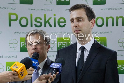  24.07.2013 RZESZOW <br />
KONFERENCJA PRASOWA Z MINISTREM PRACY I POLITYKI SPOLECZNEJ WLADYSLAWEM KOSINIAK KAMYSZ. MINISTER ZACHECAL DO GLOSOWANIA W UZUPELNIAJACYCH DO SENATU NA KANDYDATA PSL MARIUSZA KAWE.<br />
N/Z WLADYSLAW KOSINIAK KAMYSZ MARIUSZ KAWA KANDYDAT<br />
 