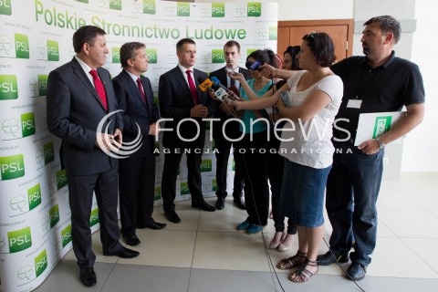  26.07.2013 RZESZOW <br />
KONFERENCJA PRASOWA Z WICEPREMIEREM I MINISTREM GOSPODARKI JANUSZEM PIECHOCINSKIM. WICEPREMIER SZEF PSL ZACHECAL DO GLOSOWANIA W UZUPELNIAJACYCH DO SENATU NA KANDYDATA PSL MARIUSZA KAWE.<br />
N/Z JANUSZ PIECHOCINSKI WICEPREMIER KONFERENCJA PRASOWA<br />
 