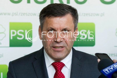  26.07.2013 RZESZOW <br />
KONFERENCJA PRASOWA Z WICEPREMIEREM I MINISTREM GOSPODARKI JANUSZEM PIECHOCINSKIM. WICEPREMIER SZEF PSL ZACHECAL DO GLOSOWANIA W UZUPELNIAJACYCH DO SENATU NA KANDYDATA PSL MARIUSZA KAWE.<br />
N/Z JANUSZ PIECHOCINSKI WICEPREMIER<br />
 