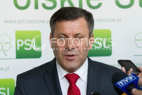  26.07.2013 RZESZOW <br />
KONFERENCJA PRASOWA Z WICEPREMIEREM I MINISTREM GOSPODARKI JANUSZEM PIECHOCINSKIM. WICEPREMIER SZEF PSL ZACHECAL DO GLOSOWANIA W UZUPELNIAJACYCH DO SENATU NA KANDYDATA PSL MARIUSZA KAWE.<br />
N/Z JANUSZ PIECHOCINSKI WICEPREMIER<br />
 