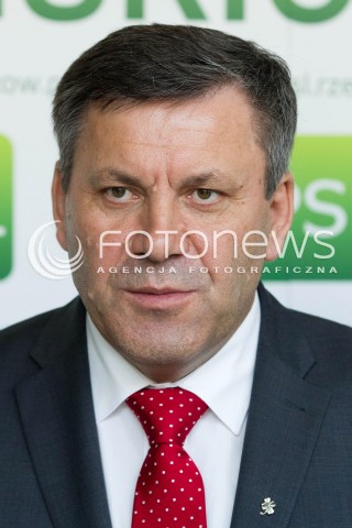  26.07.2013 RZESZOW <br />
KONFERENCJA PRASOWA Z WICEPREMIEREM I MINISTREM GOSPODARKI JANUSZEM PIECHOCINSKIM. WICEPREMIER SZEF PSL ZACHECAL DO GLOSOWANIA W UZUPELNIAJACYCH DO SENATU NA KANDYDATA PSL MARIUSZA KAWE.<br />
N/Z JANUSZ PIECHOCINSKI WICEPREMIER<br />
 
