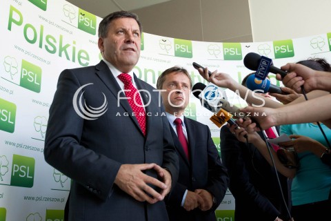  26.07.2013 RZESZOW <br />
KONFERENCJA PRASOWA Z WICEPREMIEREM I MINISTREM GOSPODARKI JANUSZEM PIECHOCINSKIM. WICEPREMIER SZEF PSL ZACHECAL DO GLOSOWANIA W UZUPELNIAJACYCH DO SENATU NA KANDYDATA PSL MARIUSZA KAWE.<br />
N/Z JANUSZ PIECHOCINSKI WICEPREMIER MARIUSZ KAWA KANDYDAT<br />
 