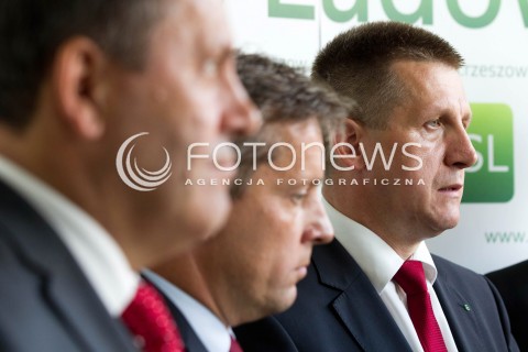  26.07.2013 RZESZOW <br />
KONFERENCJA PRASOWA Z WICEPREMIEREM I MINISTREM GOSPODARKI JANUSZEM PIECHOCINSKIM. WICEPREMIER SZEF PSL ZACHECAL DO GLOSOWANIA W UZUPELNIAJACYCH DO SENATU NA KANDYDATA PSL MARIUSZA KAWE.<br />
N/Z JAN BURY 