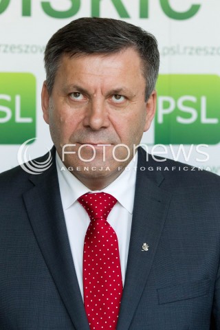  26.07.2013 RZESZOW <br />
KONFERENCJA PRASOWA Z WICEPREMIEREM I MINISTREM GOSPODARKI JANUSZEM PIECHOCINSKIM. WICEPREMIER SZEF PSL ZACHECAL DO GLOSOWANIA W UZUPELNIAJACYCH DO SENATU NA KANDYDATA PSL MARIUSZA KAWE.<br />
N/Z JANUSZ PIECHOCINSKI WICEPREMIER<br />
 