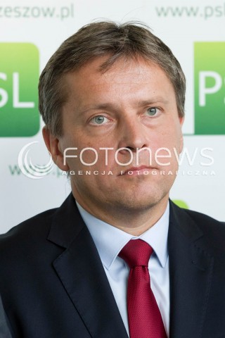  26.07.2013 RZESZOW <br />
KONFERENCJA PRASOWA Z WICEPREMIEREM I MINISTREM GOSPODARKI JANUSZEM PIECHOCINSKIM. WICEPREMIER SZEF PSL ZACHECAL DO GLOSOWANIA W UZUPELNIAJACYCH DO SENATU NA KANDYDATA PSL MARIUSZA KAWE.<br />
N/Z MARIUSZ KAWA KANDYDAT NA SENATORA<br />
 
