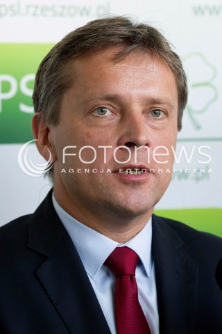  26.07.2013 RZESZOW <br />
KONFERENCJA PRASOWA Z WICEPREMIEREM I MINISTREM GOSPODARKI JANUSZEM PIECHOCINSKIM. WICEPREMIER SZEF PSL ZACHECAL DO GLOSOWANIA W UZUPELNIAJACYCH DO SENATU NA KANDYDATA PSL MARIUSZA KAWE.<br />
N/Z MARIUSZ KAWA KANDYDAT NA SENATORA<br />
 