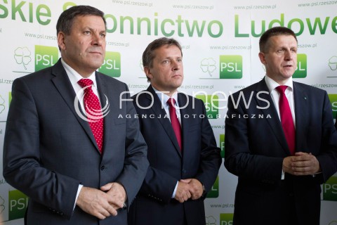  26.07.2013 RZESZOW <br />
KONFERENCJA PRASOWA Z WICEPREMIEREM I MINISTREM GOSPODARKI JANUSZEM PIECHOCINSKIM. WICEPREMIER SZEF PSL ZACHECAL DO GLOSOWANIA W UZUPELNIAJACYCH DO SENATU NA KANDYDATA PSL MARIUSZA KAWE.<br />
N/Z JANUSZ PIECHOCINSKI WICEPREMIER MARIUSZ KAWA KANDYDAT JAN BURY<br />
 