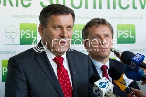  26.07.2013 RZESZOW <br />
KONFERENCJA PRASOWA Z WICEPREMIEREM I MINISTREM GOSPODARKI JANUSZEM PIECHOCINSKIM. WICEPREMIER SZEF PSL ZACHECAL DO GLOSOWANIA W UZUPELNIAJACYCH DO SENATU NA KANDYDATA PSL MARIUSZA KAWE.<br />
N/Z JANUSZ PIECHOCINSKI WICEPREMIER MARIUSZ KAWA KANDYDAT<br />
 