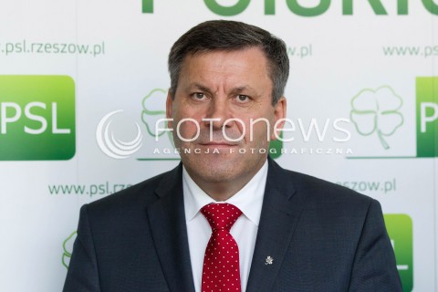  26.07.2013 RZESZOW <br />
KONFERENCJA PRASOWA Z WICEPREMIEREM I MINISTREM GOSPODARKI JANUSZEM PIECHOCINSKIM. WICEPREMIER SZEF PSL ZACHECAL DO GLOSOWANIA W UZUPELNIAJACYCH DO SENATU NA KANDYDATA PSL MARIUSZA KAWE.<br />
N/Z JANUSZ PIECHOCINSKI WICEPREMIER<br />
 