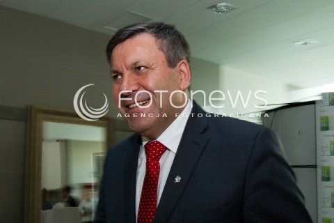  26.07.2013 RZESZOW <br />
KONFERENCJA PRASOWA Z WICEPREMIEREM I MINISTREM GOSPODARKI JANUSZEM PIECHOCINSKIM. WICEPREMIER SZEF PSL ZACHECAL DO GLOSOWANIA W UZUPELNIAJACYCH DO SENATU NA KANDYDATA PSL MARIUSZA KAWE.<br />
N/Z JANUSZ PIECHOCINSKI WICEPREMIER<br />
 