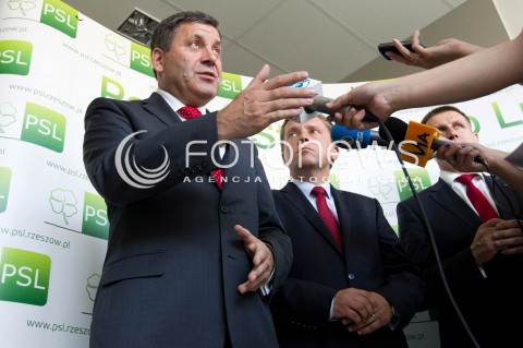  26.07.2013 RZESZOW <br />
KONFERENCJA PRASOWA Z WICEPREMIEREM I MINISTREM GOSPODARKI JANUSZEM PIECHOCINSKIM. WICEPREMIER SZEF PSL ZACHECAL DO GLOSOWANIA W UZUPELNIAJACYCH DO SENATU NA KANDYDATA PSL MARIUSZA KAWE.<br />
N/Z JANUSZ PIECHOCINSKI WICEPREMIER JANUSZ KAWA KANDYDAT<br />
 