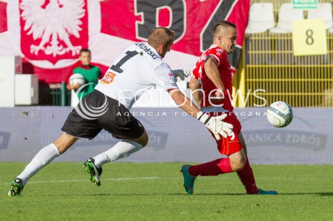  03.08.2013 LODZ PILKA NOZNA T-MOBILE EKSTRAKLASA SEZON 2013/2014 FOOTBALL POLISH EKSTRAKLASA SEASON WIDZEW LODZ - KORONA KIELCE N/Z MARCIN KACZMAREK ZBIGNIEW MALKOWSKI FAUL CZERWONA KARTKA  