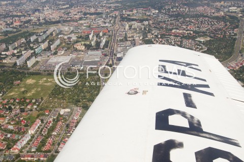  07.08.2013 RZESZOW ZDJECIA LOTNICZE WYKONANE Z SAMOLOTU<br />RZESZOW Z LOTU PTAKA<br />N/Z SKRZYDLO SAMOLOTU MIASTO<br /> 
