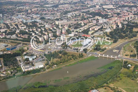  07.08.2013 RZESZOW ZDJECIA LOTNICZE WYKONANE Z SAMOLOTU<br />RZESZOW Z LOTU PTAKA<br />N/Z ZAPORA ULICA HETMANSKA STADION MIEJSKI W RZESZOWIE<br /> 
