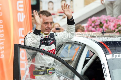  10.08.2013 RZESZOW 22 RAJD RZESZOWSKI - 4 RUNDA LOTOS RAJDOWYCH SAMOCHODOWYCH MISTRZOSTW POLSKI<br />CEREMONIA METY NA RZESZOWSKIM RYNKU<br />N/Z JAROSLAW BARAN<br /> 