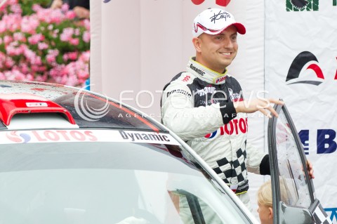  10.08.2013 RZESZOW 22 RAJD RZESZOWSKI - 4 RUNDA LOTOS RAJDOWYCH SAMOCHODOWYCH MISTRZOSTW POLSKI<br />CEREMONIA METY NA RZESZOWSKIM RYNKU<br />N/Z KAJETAN KAJETANOWICZ SYLWETKA<br /> 