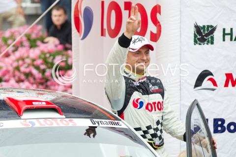  10.08.2013 RZESZOW 22 RAJD RZESZOWSKI - 4 RUNDA LOTOS RAJDOWYCH SAMOCHODOWYCH MISTRZOSTW POLSKI<br />CEREMONIA METY NA RZESZOWSKIM RYNKU<br />N/Z KAJETAN KAJETANOWICZ SYLWETKA<br /> 