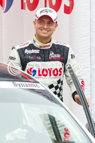  10.08.2013 RZESZOW 22 RAJD RZESZOWSKI - 4 RUNDA LOTOS RAJDOWYCH SAMOCHODOWYCH MISTRZOSTW POLSKI<br />CEREMONIA METY NA RZESZOWSKIM RYNKU<br />N/Z KAJETAN KAJETANOWICZ SYLWETKA<br /> 