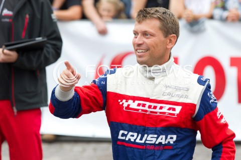  10.08.2013 RZESZOW 22 RAJD RZESZOWSKI - 4 RUNDA LOTOS RAJDOWYCH SAMOCHODOWYCH MISTRZOSTW POLSKI<br />CEREMONIA METY NA RZESZOWSKIM RYNKU<br />N/Z GRZEGORZ GRZYB<br /> 