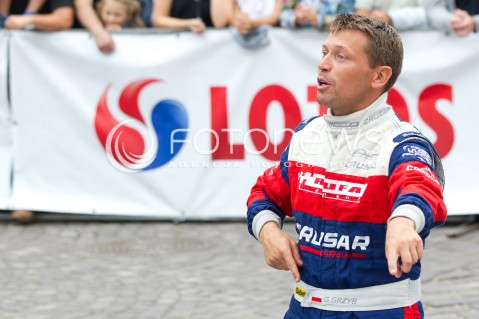  10.08.2013 RZESZOW 22 RAJD RZESZOWSKI - 4 RUNDA LOTOS RAJDOWYCH SAMOCHODOWYCH MISTRZOSTW POLSKI<br />CEREMONIA METY NA RZESZOWSKIM RYNKU<br />N/Z GRZEGORZ GRZYB<br /> 