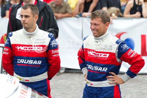  10.08.2013 RZESZOW 22 RAJD RZESZOWSKI - 4 RUNDA LOTOS RAJDOWYCH SAMOCHODOWYCH MISTRZOSTW POLSKI<br />CEREMONIA METY NA RZESZOWSKIM RYNKU<br />N/Z GRZEGORZ GRZYB DANIEL SIATKOWSKI<br /> 