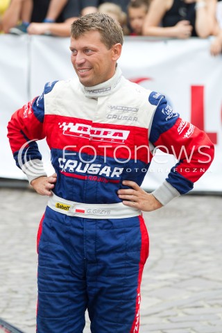  10.08.2013 RZESZOW 22 RAJD RZESZOWSKI - 4 RUNDA LOTOS RAJDOWYCH SAMOCHODOWYCH MISTRZOSTW POLSKI<br />CEREMONIA METY NA RZESZOWSKIM RYNKU<br />N/Z GRZEGORZ GRZYB SYLWETKA<br /> 