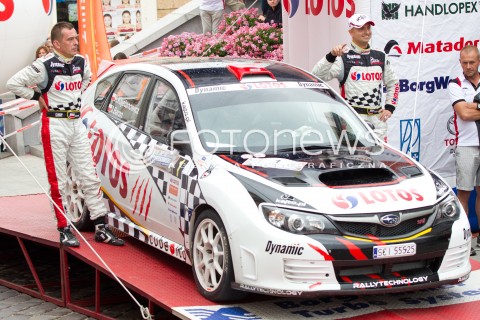  10.08.2013 RZESZOW 22 RAJD RZESZOWSKI - 4 RUNDA LOTOS RAJDOWYCH SAMOCHODOWYCH MISTRZOSTW POLSKI<br />CEREMONIA METY NA RZESZOWSKIM RYNKU<br />N/Z KAJETAN KAJETANOWICZ JAROSLAW BARAN <br /> 