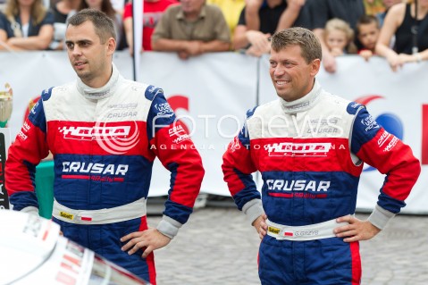  10.08.2013 RZESZOW 22 RAJD RZESZOWSKI - 4 RUNDA LOTOS RAJDOWYCH SAMOCHODOWYCH MISTRZOSTW POLSKI<br />CEREMONIA METY NA RZESZOWSKIM RYNKU<br />N/Z GRZEGORZ GRZYB DANIEL SIATKOWSKI<br /> 