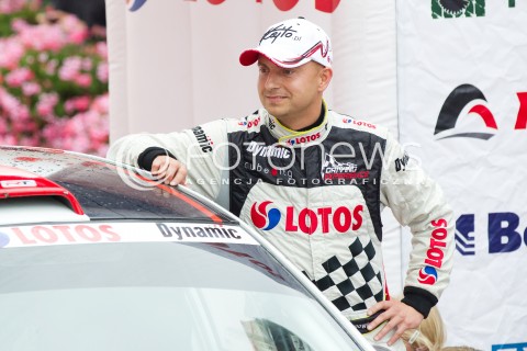  10.08.2013 RZESZOW 22 RAJD RZESZOWSKI - 4 RUNDA LOTOS RAJDOWYCH SAMOCHODOWYCH MISTRZOSTW POLSKI<br />CEREMONIA METY NA RZESZOWSKIM RYNKU<br />N/Z KAJETAN KAJETANOWICZ SYLWETKA<br /> 