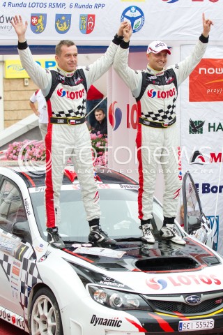  10.08.2013 RZESZOW 22 RAJD RZESZOWSKI - 4 RUNDA LOTOS RAJDOWYCH SAMOCHODOWYCH MISTRZOSTW POLSKI<br />CEREMONIA METY NA RZESZOWSKIM RYNKU<br />N/Z KAJETAN KAJETANOWICZ JAROSLAW BARAN RADOSC<br /> 