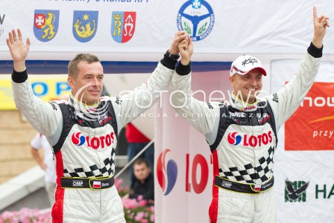  10.08.2013 RZESZOW 22 RAJD RZESZOWSKI - 4 RUNDA LOTOS RAJDOWYCH SAMOCHODOWYCH MISTRZOSTW POLSKI<br />CEREMONIA METY NA RZESZOWSKIM RYNKU<br />N/Z KAJETAN KAJETANOWICZ JAROSLAW BARAN RADOSC<br /> 