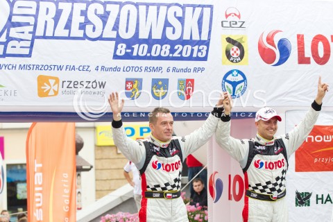  10.08.2013 RZESZOW 22 RAJD RZESZOWSKI - 4 RUNDA LOTOS RAJDOWYCH SAMOCHODOWYCH MISTRZOSTW POLSKI<br />CEREMONIA METY NA RZESZOWSKIM RYNKU<br />N/Z KAJETAN KAJETANOWICZ JAROSLAW BARAN RADOSC<br /> 