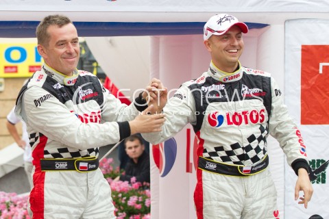  10.08.2013 RZESZOW 22 RAJD RZESZOWSKI - 4 RUNDA LOTOS RAJDOWYCH SAMOCHODOWYCH MISTRZOSTW POLSKI<br />CEREMONIA METY NA RZESZOWSKIM RYNKU<br />N/Z KAJETAN KAJETANOWICZ JAROSLAW BARAN RADOSC<br /> 