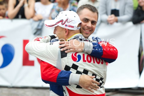  10.08.2013 RZESZOW 22 RAJD RZESZOWSKI - 4 RUNDA LOTOS RAJDOWYCH SAMOCHODOWYCH MISTRZOSTW POLSKI<br />CEREMONIA METY NA RZESZOWSKIM RYNKU<br />N/Z DANIEL SIATKOWSKI KAJETAN KAJETANOWICZ<br /> 