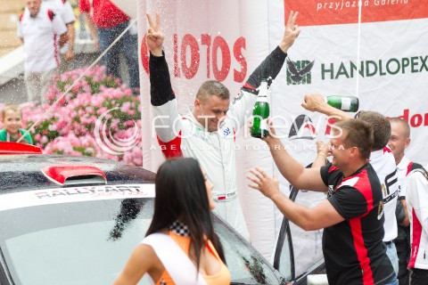  10.08.2013 RZESZOW 22 RAJD RZESZOWSKI - 4 RUNDA LOTOS RAJDOWYCH SAMOCHODOWYCH MISTRZOSTW POLSKI<br />CEREMONIA METY NA RZESZOWSKIM RYNKU<br />N/Z MACIEJ RZEZNIK SZAMPAN RADOSC<br /> 
