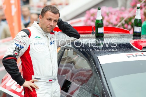  10.08.2013 RZESZOW 22 RAJD RZESZOWSKI - 4 RUNDA LOTOS RAJDOWYCH SAMOCHODOWYCH MISTRZOSTW POLSKI<br />CEREMONIA METY NA RZESZOWSKIM RYNKU<br />N/Z PRZEMYSLAW MAZUR SYLWETKA<br /> 