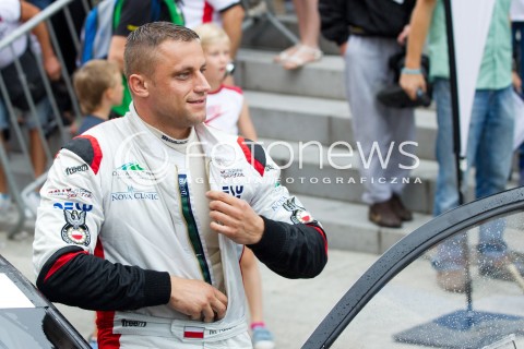  10.08.2013 RZESZOW 22 RAJD RZESZOWSKI - 4 RUNDA LOTOS RAJDOWYCH SAMOCHODOWYCH MISTRZOSTW POLSKI<br />CEREMONIA METY NA RZESZOWSKIM RYNKU<br />N/Z MACIEJ RZEZNIK<br /> 