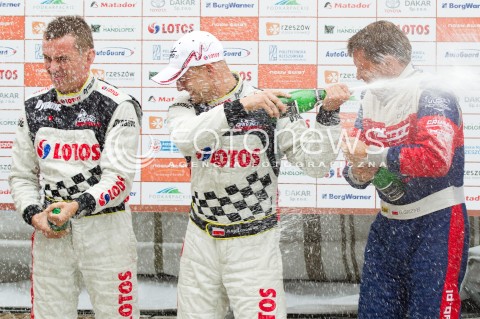  10.08.2013 RZESZOW 22 RAJD RZESZOWSKI - 4 RUNDA LOTOS RAJDOWYCH SAMOCHODOWYCH MISTRZOSTW POLSKI<br />CEREMONIA METY NA RZESZOWSKIM RYNKU<br />N/Z KAJETAN KAJETANOWICZ JAROSLAW BARAN GRZEGORZ GRZYB SZAMPAN RADOSC<br /> 
