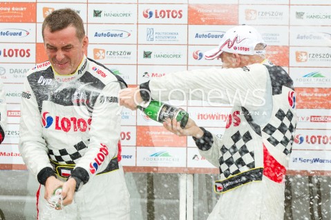  10.08.2013 RZESZOW 22 RAJD RZESZOWSKI - 4 RUNDA LOTOS RAJDOWYCH SAMOCHODOWYCH MISTRZOSTW POLSKI<br />CEREMONIA METY NA RZESZOWSKIM RYNKU<br />N/Z KAJETAN KAJETANOWICZ JAROSLAW BARAN SZAMPAN RADOSC<br /> 
