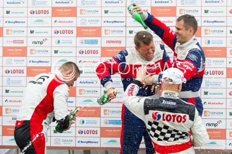  10.08.2013 RZESZOW 22 RAJD RZESZOWSKI - 4 RUNDA LOTOS RAJDOWYCH SAMOCHODOWYCH MISTRZOSTW POLSKI<br />CEREMONIA METY NA RZESZOWSKIM RYNKU<br />N/Z KAJETAN KAJETANOWICZ GRZEGORZ GRZYB DANIEL SIATKOWSKI MACIEJ RZEZNIK SZAMPAN<br /> 