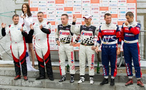  10.08.2013 RZESZOW 22 RAJD RZESZOWSKI - 4 RUNDA LOTOS RAJDOWYCH SAMOCHODOWYCH MISTRZOSTW POLSKI<br />CEREMONIA METY NA RZESZOWSKIM RYNKU<br />N/Z KAJETAN KAJETANOWICZ JAROSLAW BARAN GRZEGORZ GRZYB DANIEL SIATKOWSKI MACIEJ RZEZNIK PRZEMYSLAW MAZUR ZDJECIE GRUPOWE<br /> 