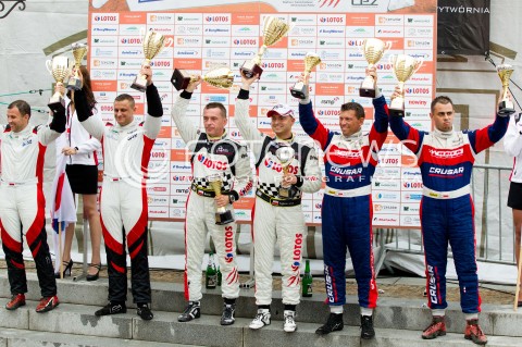  10.08.2013 RZESZOW 22 RAJD RZESZOWSKI - 4 RUNDA LOTOS RAJDOWYCH SAMOCHODOWYCH MISTRZOSTW POLSKI<br />CEREMONIA METY NA RZESZOWSKIM RYNKU<br />N/Z KAJETAN KAJETANOWICZ JAROSLAW BARAN GRZEGORZ GRZYB DANIEL SIATKOWSKI MACIEJ RZEZNIK PRZEMYSLAW MAZUR ZDJECIE GRUPOWE<br /> 